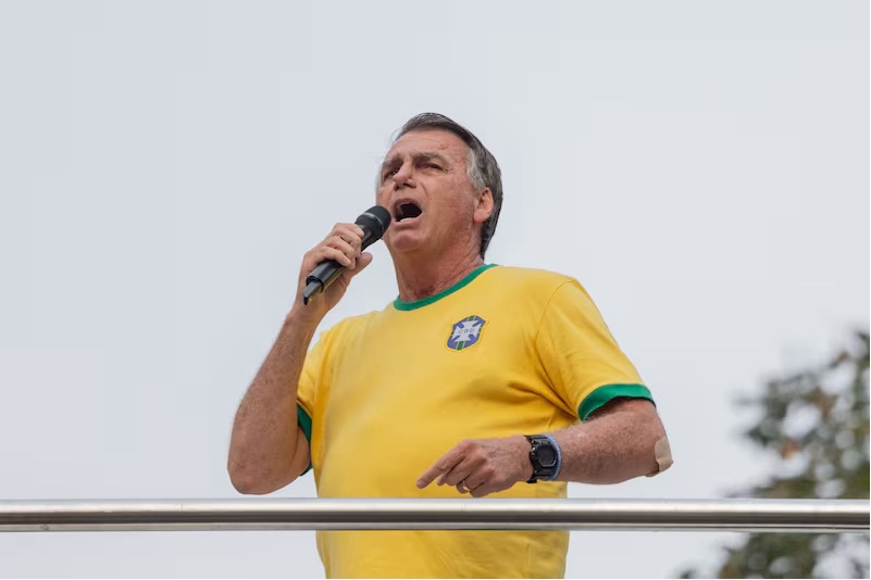 Michelle informa que cirurgia de Bolsonaro foi finalizada “com sucesso”