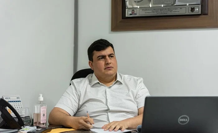 Prefeito Carlos de Rio Largo manda recolher carros oficiais da secretária de Relações Institucionais, Cristina Cordeiro