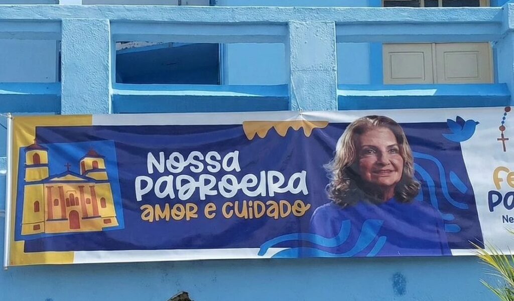 Banners com imagem da prefeita no entorno da igreja geram revolta às vésperas festa da padroeira de Pilar