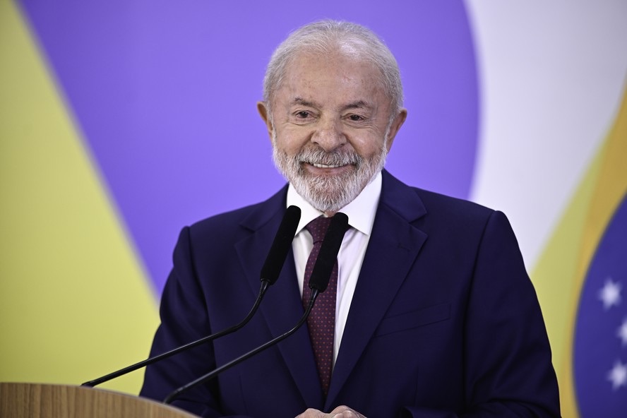 Lula recebe alta após passar por cirurgia de catarata no olho esquerdo