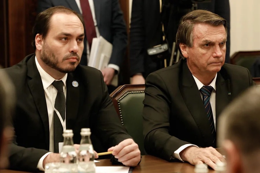 Carlos reclama de medida para amenizar barulho na cela de Bolsonaro