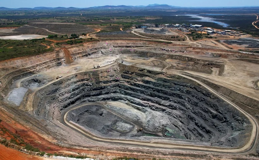 CRATERA EM CRAÍBAS JÁ ATINGE 200 METROS DE PROFUNDIDADE