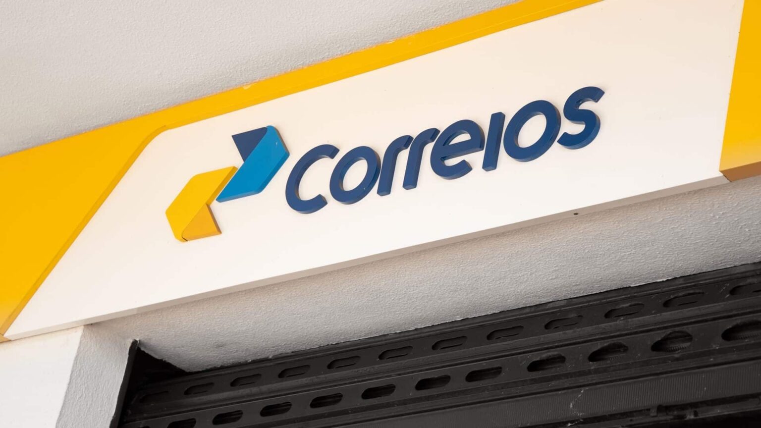 CORREIOS CONTRATAM ADVOGADOS POR R$ 800 MIL SEM LICITAÇAO