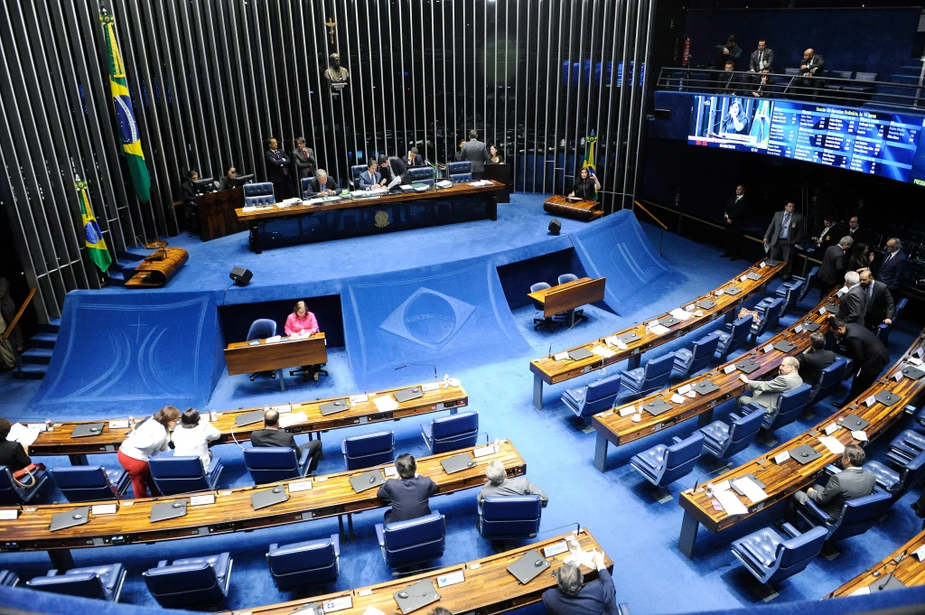 SENADO APROVA INCLUSÃO DE VIOLÊNCIA CONTRA FILHOS NA LEI MARIA DA PENHA .
