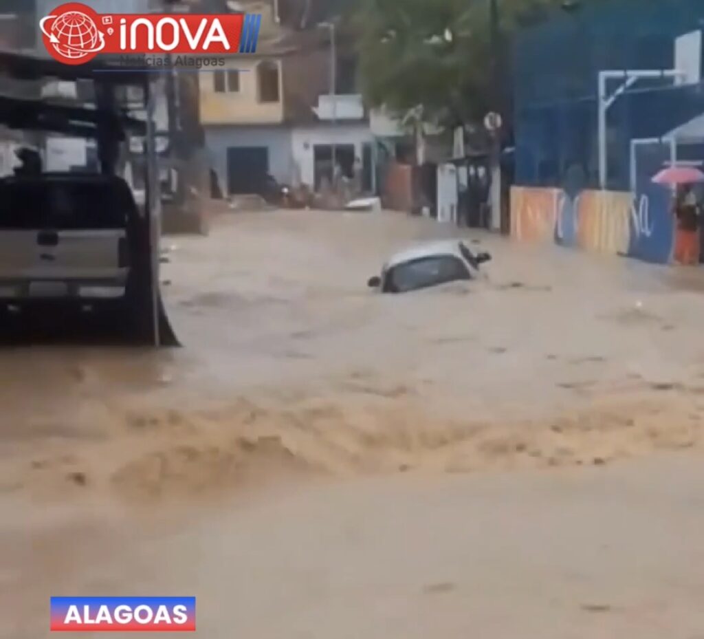 CENA IMPRESSIONA: CHUVAS ALAGAM GROTA DO RAFAEL E CARRO QUASE DESAPARECE .