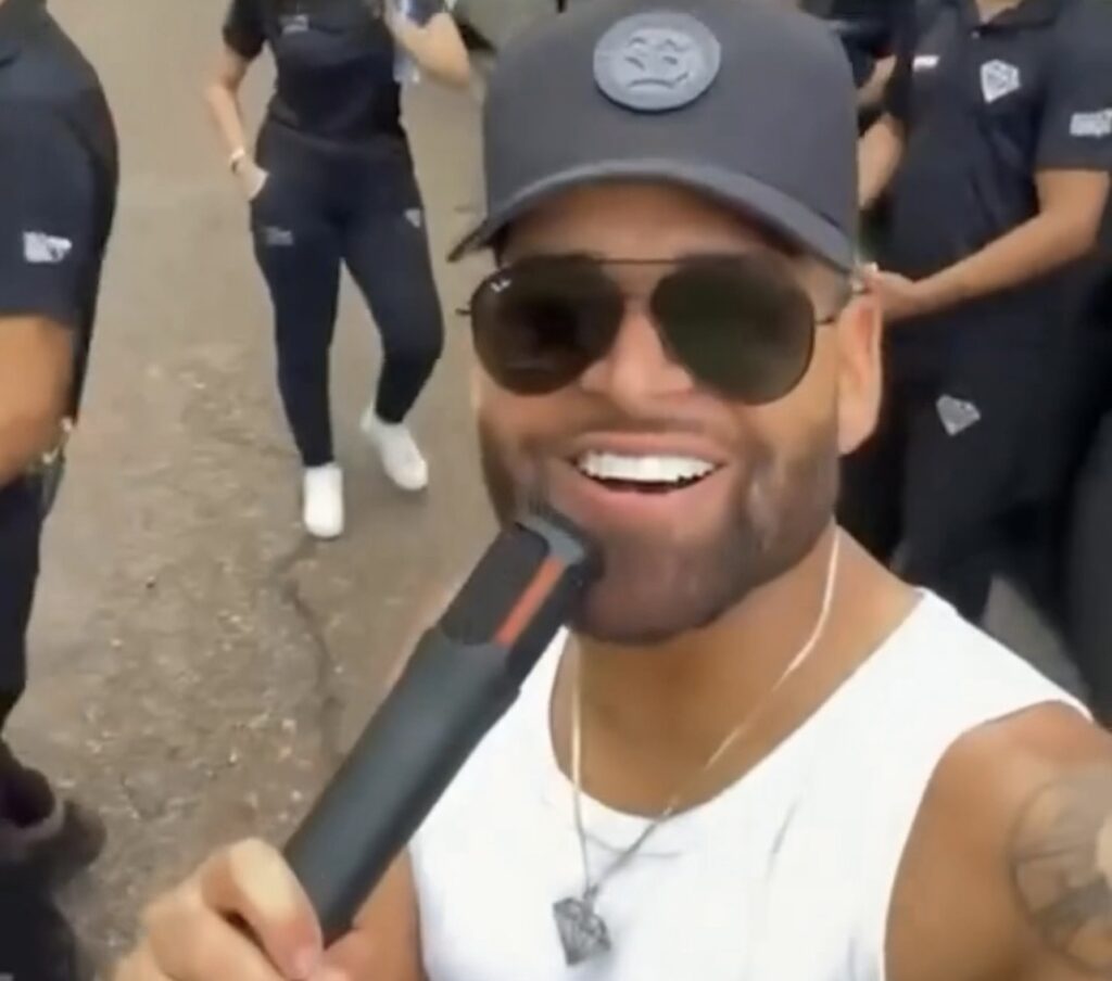 PRESO NO TRÂNSITO, CANTOR DESCE DO ÖNIBUS E FAZ SHOW DE FORRO PARA MOTORISTAS