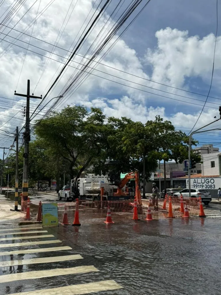 VIA É BLOQUEADA APÓS VAZAMENTO DE GRANDE PORTE NA AV. AMÉLIA ROSA