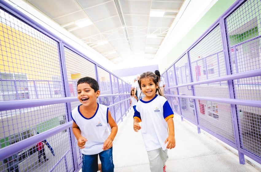 COMUNIDADE ESCOLAR COMEMORA INAUGURAÇÃO DO NOVO GIGANTINHO BILÍNGUE