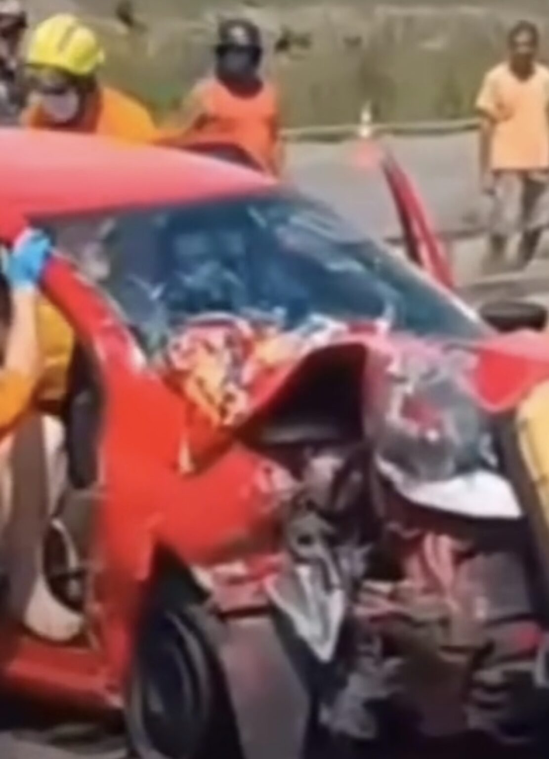 Colisão entre dois carros mobiliza bombeiros e deixa cinco pessoas feridas em Maceió
