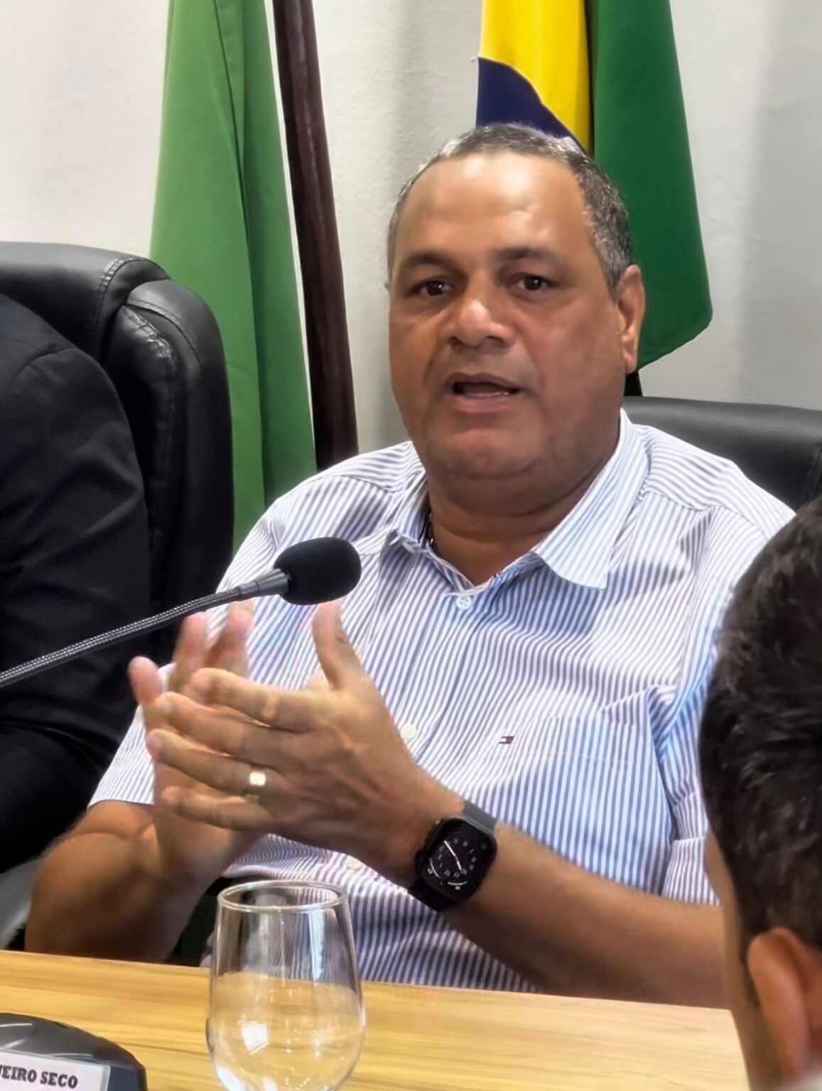 ATRASO SALARIAL GERA REVOLTA DE SERVIDORES E PRESSIONA GESTÃO DE JADIELSON EM COQUEIRO SECO