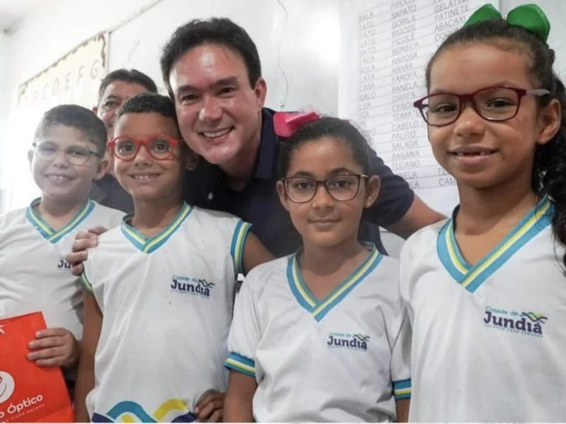 PREFEITURA DE JUNDIA ENTREGA ÓCULOS A ALUNOS DA REDE MUNICIPAL PELO PROGRAMA VEJA BEM