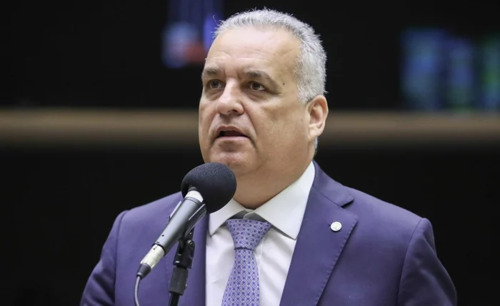 GASPAR REAGE APÓS SER CHAMADO DE “ESTUPRADOR” POR LINDBERGH: “ESTUPREI CORRUPTOS COMO VOCÊ”