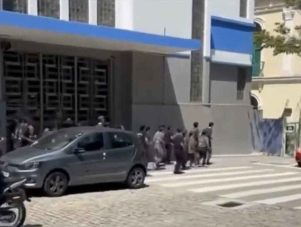 Escola pré-militar de Florianópolis é denunciada ao MP após vídeo mostrar crianças entoando canto com conteúdo violento durante atividade.