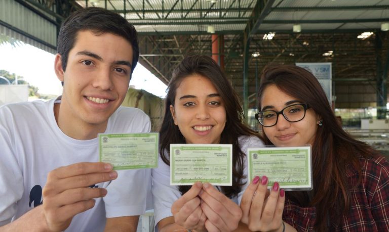 QUEM COMPLETA 18 ANOS ENTRE 1º E O 2º TURNO DAS ELEIÇÕES DEVE VOTAR.
