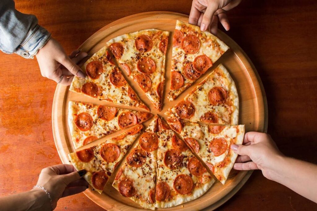 POLÍCIA INVESTIGA MORTE E MAIS DE 100 INTOXICAÇÕES APÓS CLIENTES COMEREM EM PIZZARIA .
