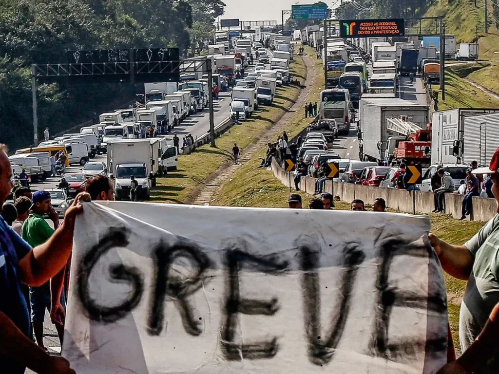 CAMINHONEIROS AMEAÇAM ENTRAR EM GREVE NACIONAL CONTRA ALTA DO DIESEL.