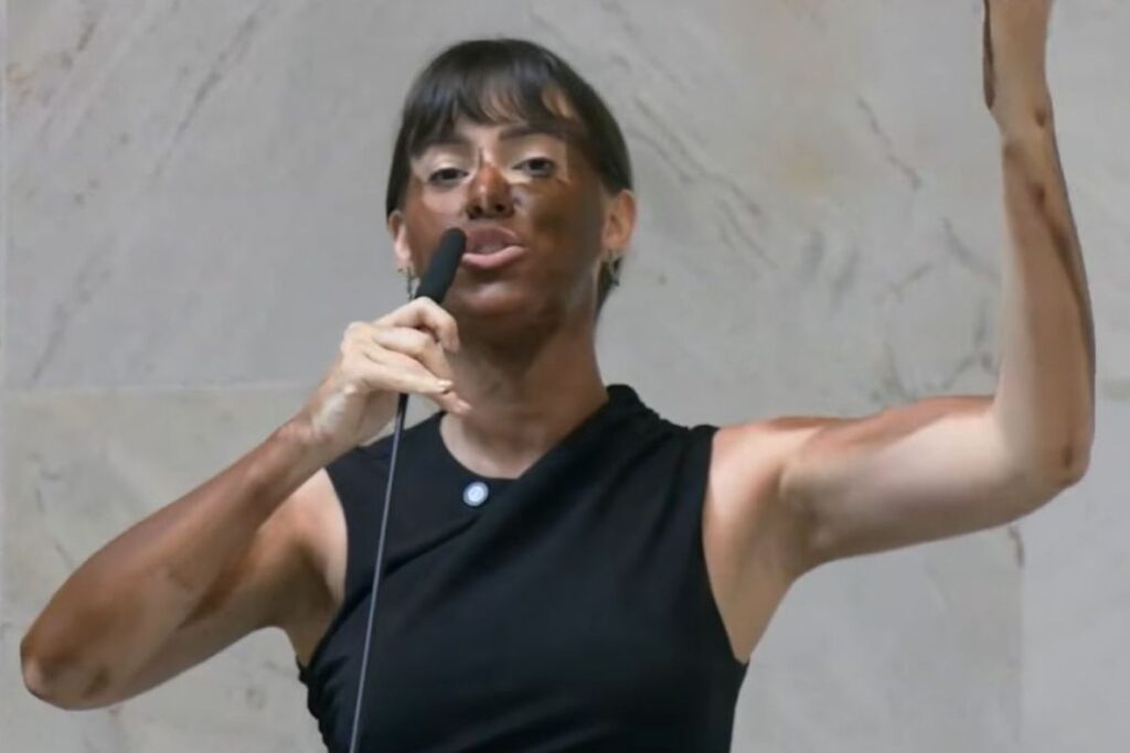 A DEPUTADA BOLSONARISTA QUE FEZ “BLACKFACE” SERÁ DENUNCIADA POR RACISMO E TRANSFOBIA .