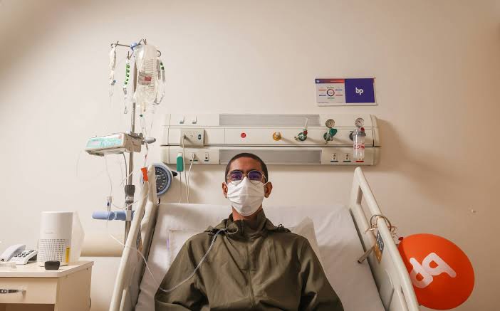 Jovem com doença rara faz vestibular no hospital e passa em medicina em três universidades públicas