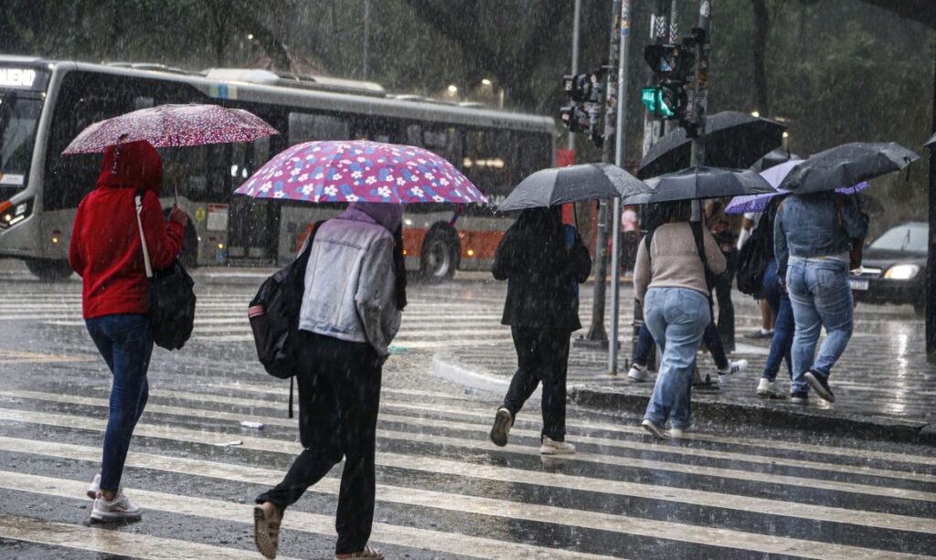 Segundo previsões, o tempo permanecerá chuvoso em algumas regiões do estado até a quarta-feira (04)