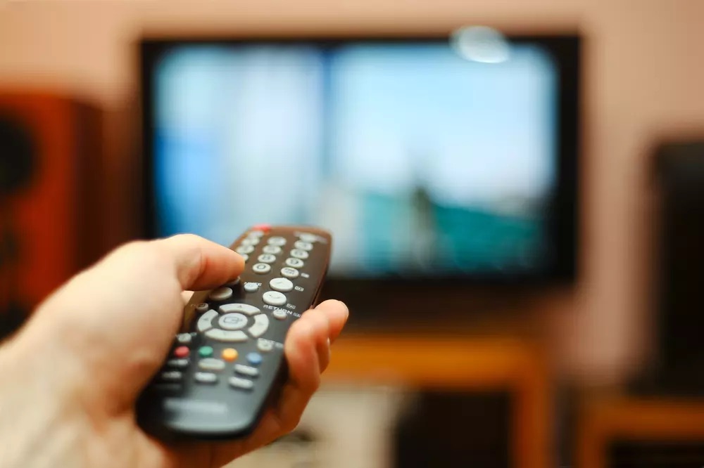 Maioria dos brasileiros se informa sobre política por programas de TV e redes sociais