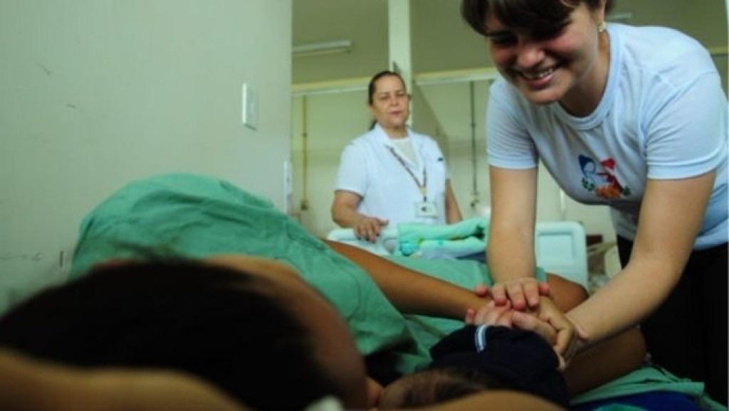 Câmara aprova regulamentação da profissão de doula; projeto segue para sanção presidencial