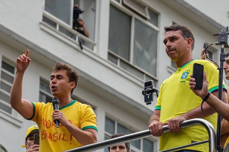 Flávio Bolsonaro e Nikolas Ferreira estavam na lista de contatos de Vorcaro, aponta CPI