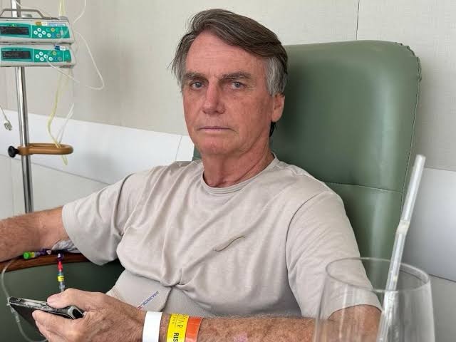 Bolsonaro recebe alta hospitalar e segue para prisão domiciliar em Brasilia