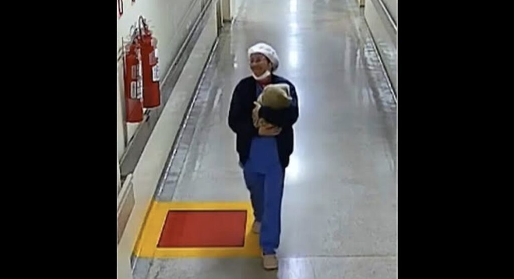CÂMERAS FLAGAM MOMENTO EM QUE TÉCNICA DE ENFERMAGEM TENTA SAIR DO HOSPITAL COM RECÉM- NASCIDO NO DF.