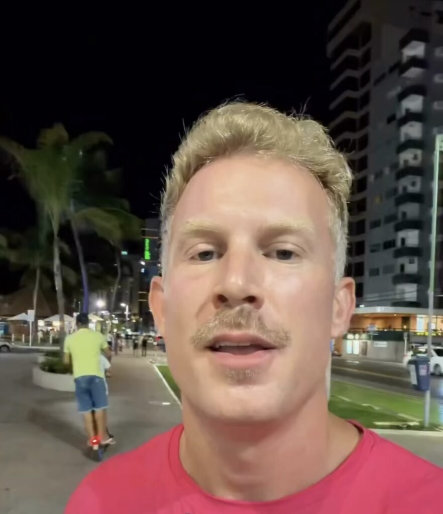 GRINGO FICA “CHOCADO” COM A DIVERSIDADE DE PRODUTOS VENDIDOS NA ORLA DE MACEIÓ .