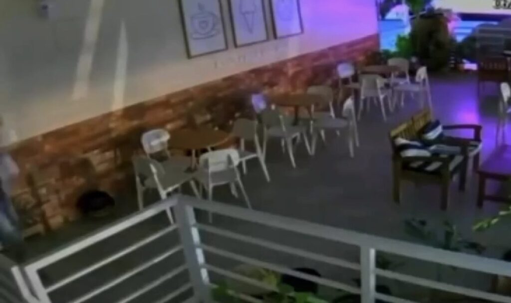 CÂMERAS DE SEGURANÇA FLAGRAM SUSPEITO DE FURTO EM SORVETEIRA NO BAIRRO DA JATIÚCA
