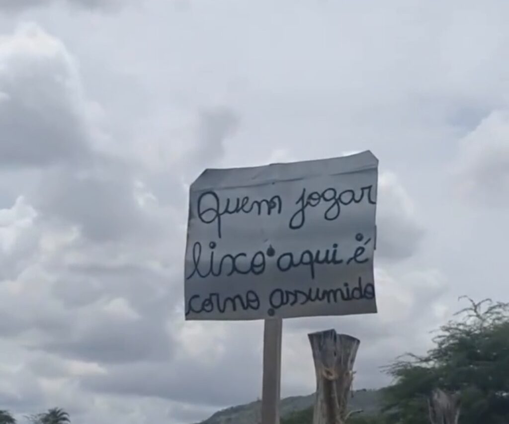 QUEM JOGA LIXO É CORNO ASSUMIDO”: PLACA INUSITADA VIRALIZA EM ALAGOAS