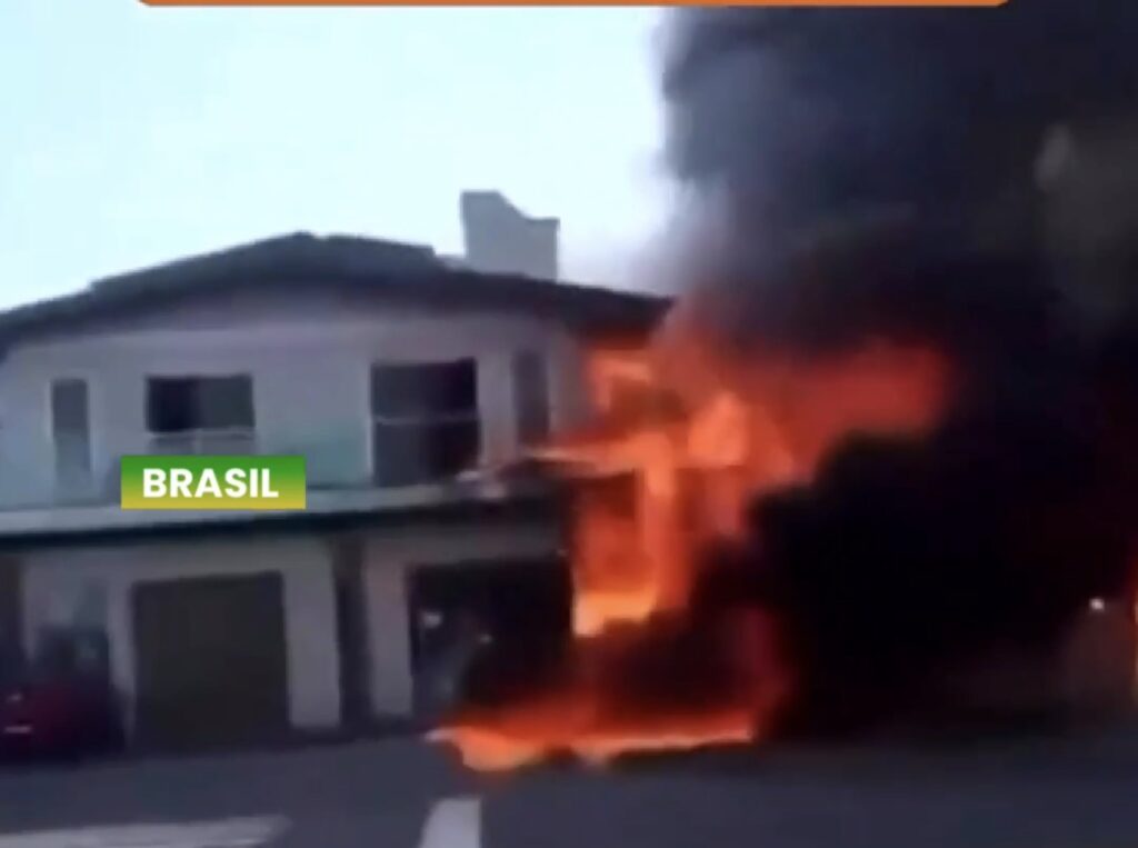 Avião cai sobre residência em bairro residencial do RS