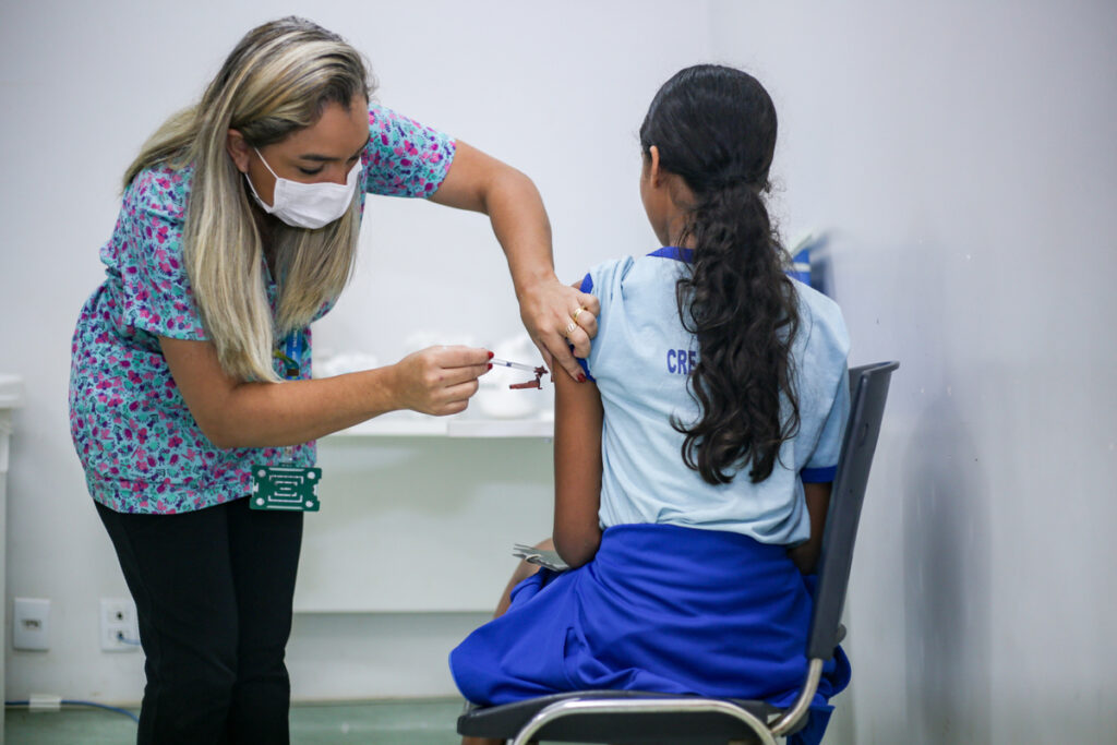 GOVERNO DO BRASIL FAZ VACINAÇÃO NAS ESCOLAS PÚBLICAS PARA ALCANÇAR 27 MOLHÕES DE ESTUDANTES.