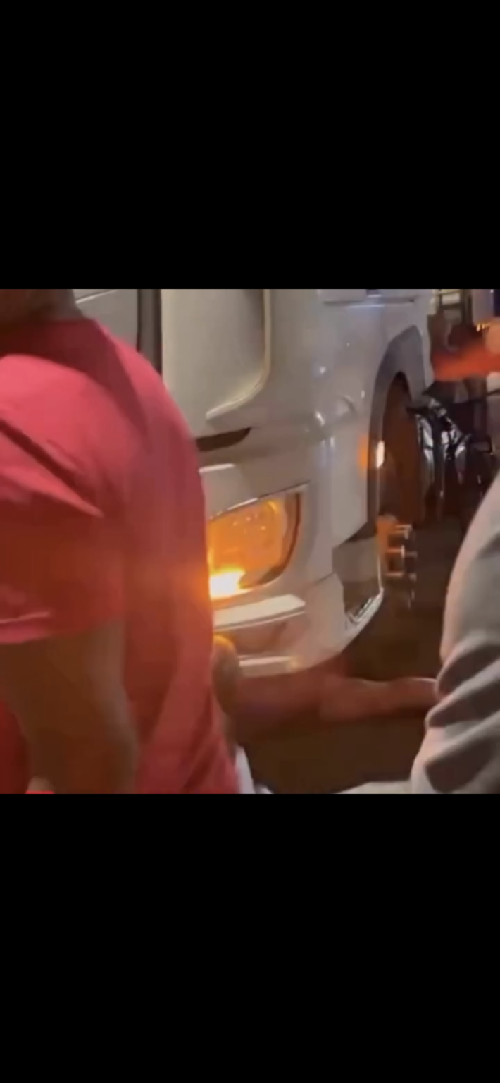 CICLISTA PERDE O CONTROLE , COLIDE COM CAMINHÃO E VAI PARAR EMBAIXO DO VEICULO! NA FEDERAL PARTE ALTA DE MACEIÓ.