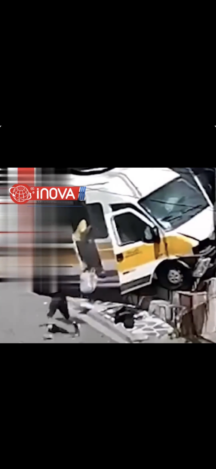 VAN ESCOLAR COM CRIANÇAS PERDE FREIO E BATE CONTRA MURO NA ZONA LESTE DE SP.