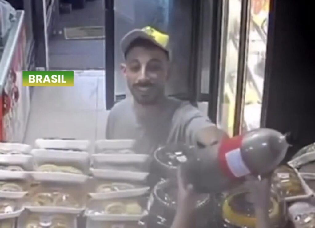 Refrigerante explode e assusta funcionários: Atingiu paredes, forro è chão’
