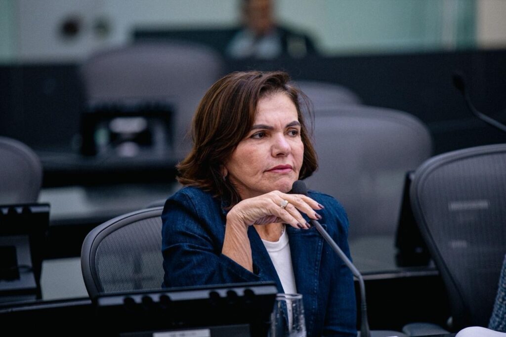 Ângela Garrote critica gestão de Estrela de Alagoas, denuncia pressão sobre servidores e defende respeito na educação