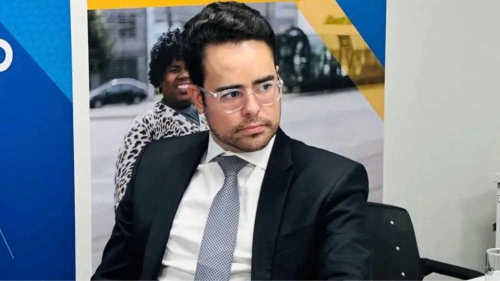 Indicado por Lira, irmão de JHC deixa cargo na Caixa Econômica