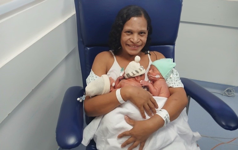 MULHER DE 40 ANOS DÁ À LUZ TRIGÊMEOS GERADOS DE FORMA NATURAL NO DF; GRAVIDEZ É CONSIDERADA RARA