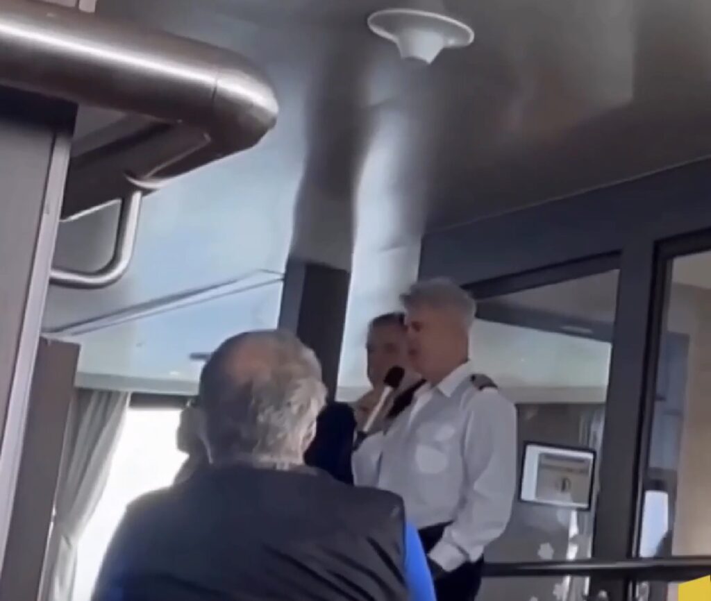 VÍDEO MOSTRA CAPITÃO DE NAVIO AFETADO POR HANTAVÍRUS ANUNCIANDO MORTE DE PASSAGEIRO: “NÃO É INFECCIOSO “