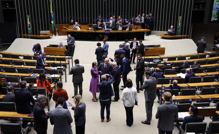 CÂMARA APROVA RENOVAÇÃO AUTOMÁTICA DE CNH; MEDIDA SEGUE PARA ANÁLISE DO SENADO .