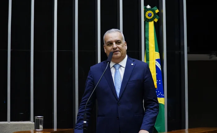 GASPAR LIDERA CORRIDA AO SENADO; LIRA E RENAN DISPUTAM SEGUNDA VAGA.