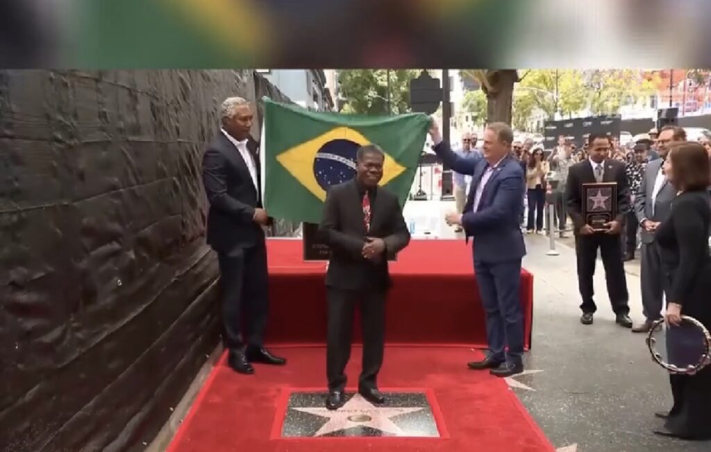 PAULINHO DA COSTA É O 1º BRASILEIRO A RECEBER ESTRELA NA CALÇADA DA FAMA!