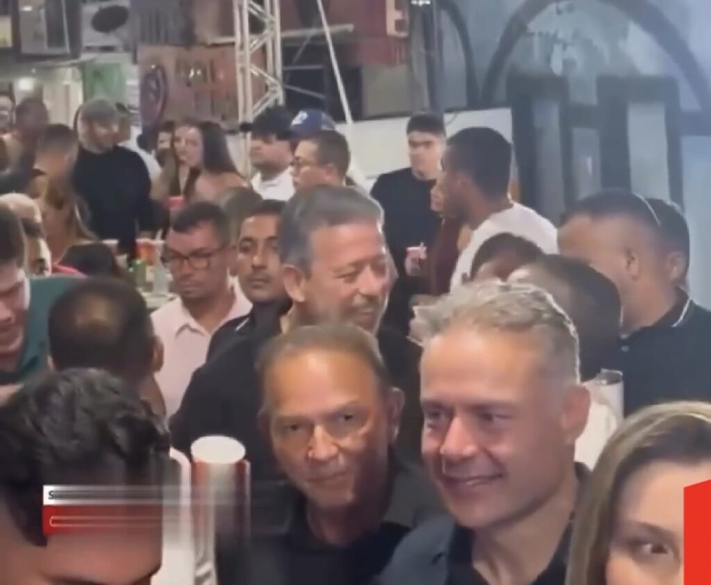 RENAN FILHO E LIRA AMENIZAM RIVALIDADE E DIVIDEM CAMAROTE EM FESTA PUBLICA.