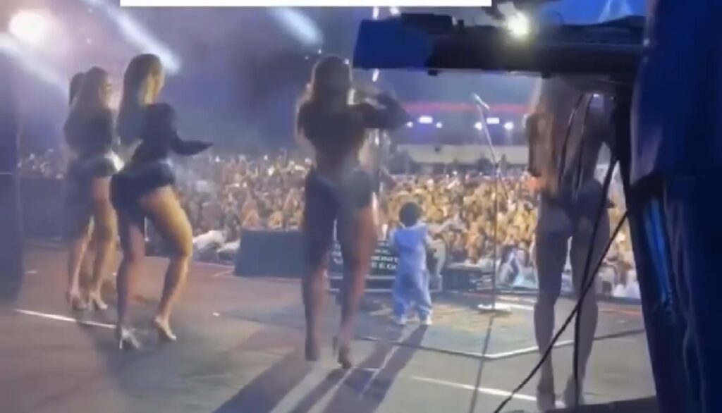 CHEIO DAS MANIAS , TODO DENGOSO! BEBÊ DE 1 ANO ROUBA A CENA NO PALCO DO RAÇA NEGRA .