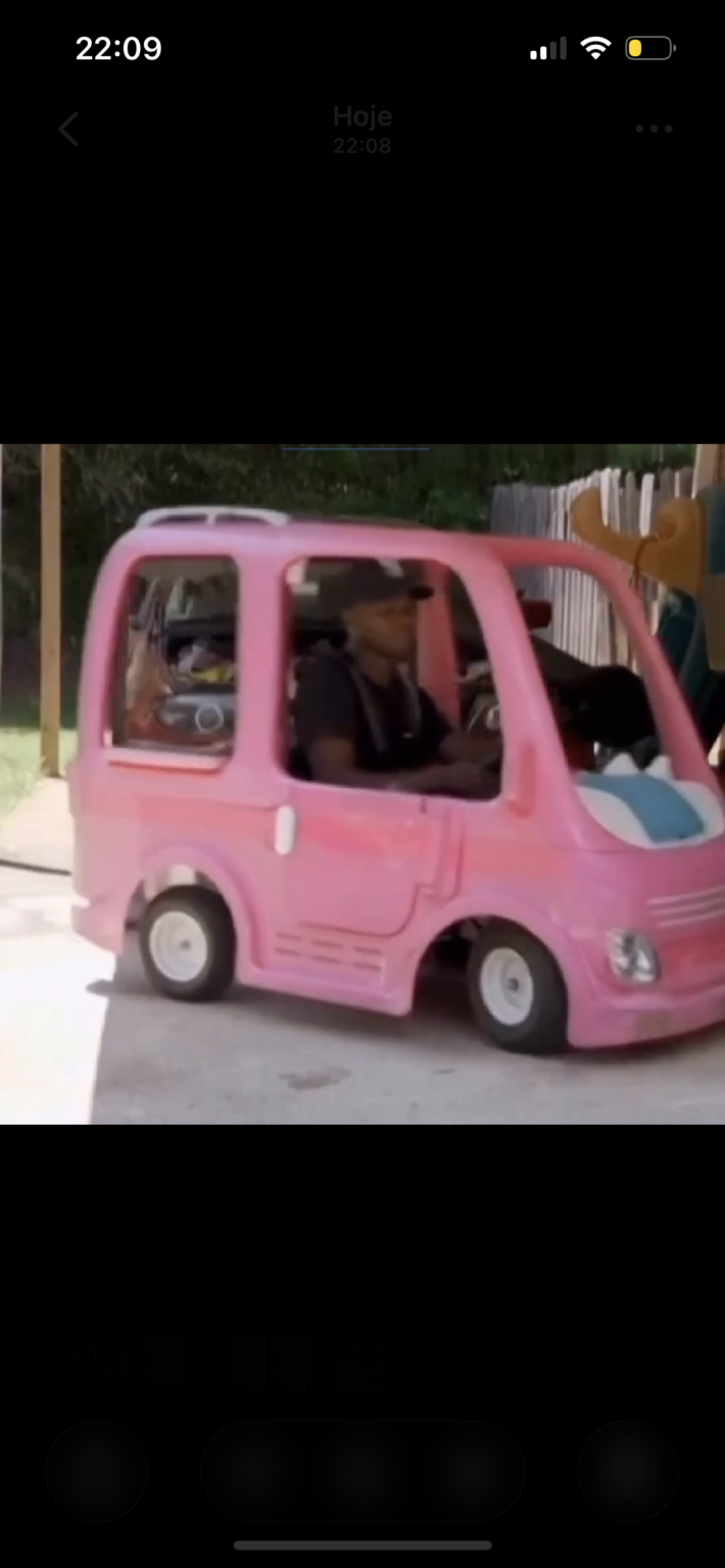 HOMEM USA CARRINHO DA BARBIE ACHADO NO LIXO PARA FUGIR DA ALTA DA GASOLINA NOS EUA.