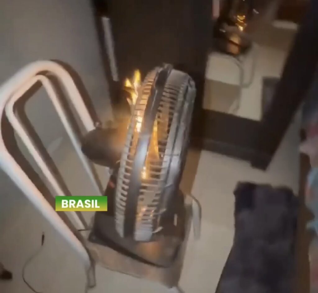 VENTILADOR ANTIGO PEGA FOGO DENTRO DE CASA E ASSUSTA MORADORES.