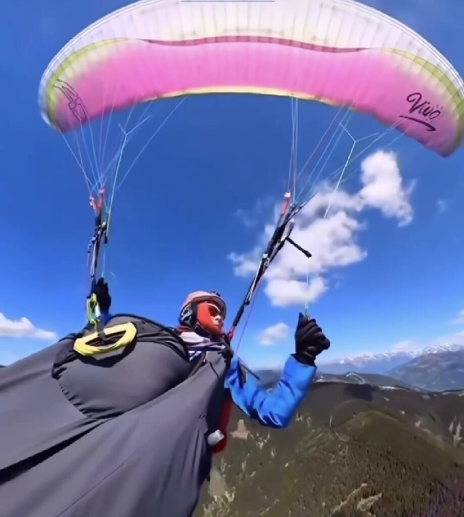 MOMENTO DE TENSÃO : AVIÃO DESTRÓI PARAPENTE APÓS COLISÃO DURANTE VOO.
