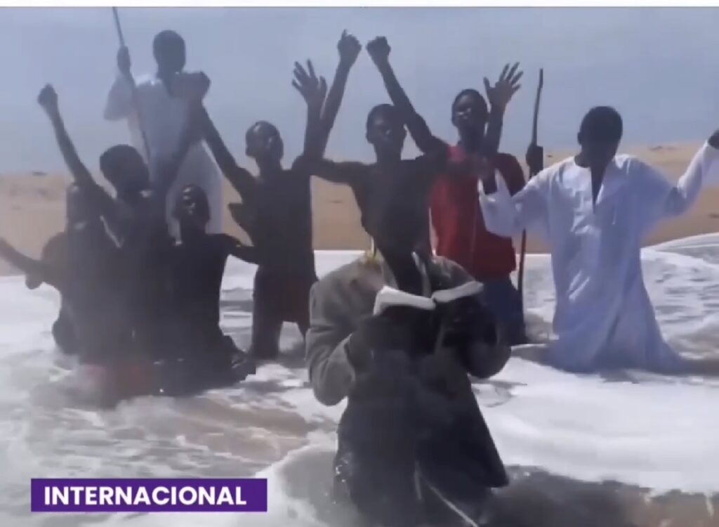 PASTOR AFRICANO TENTA ABRIR O MAR COMO MOISÉS.