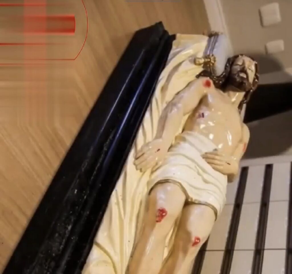 IMAGEM DE CRISTO É RETIRADA INTACTA APÓS INCÊNDIO QUE DESTRUIU IGREJA NO RS.